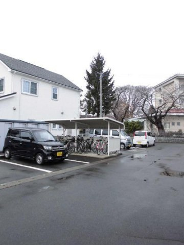 クレールＢの駐車場