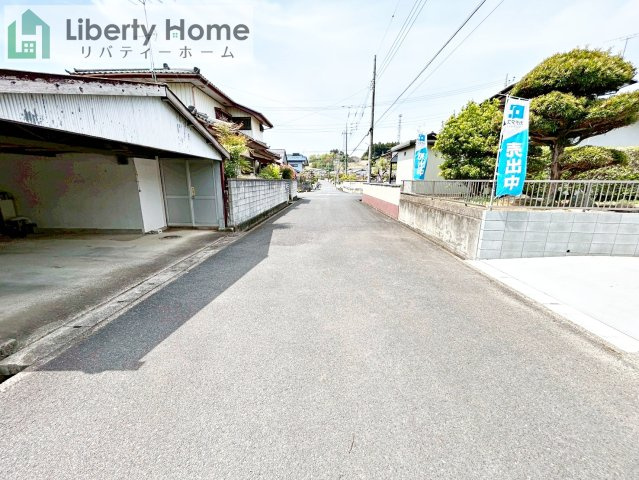 那珂市平野　中古戸建の前面道路含む現地写真