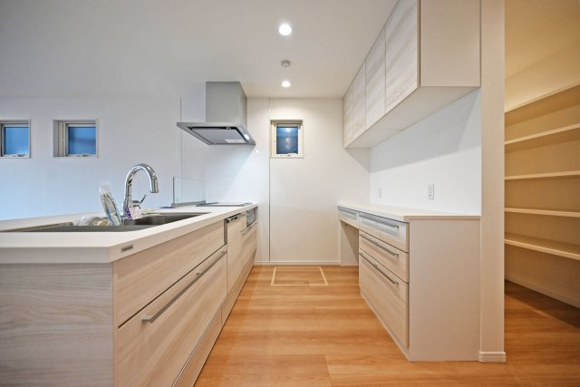 マドレコート甲南台新築一戸建て|4LDK+駐車2台可(車種制限有)のキッチン|キッチンはクリナップ製のフルフラットのオープンキッチンを採用。タッチレス水栓に深型食洗機付きで充実の設備内容です。カップボードは造作でご用意しております。