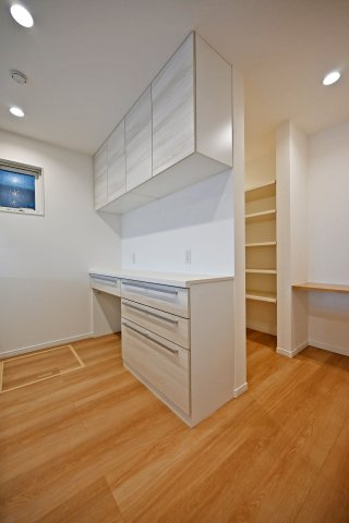 マドレコート甲南台新築一戸建て|4LDK+駐車2台可(車種制限有)の洋室|分譲地はカップボードが標準装備されています。