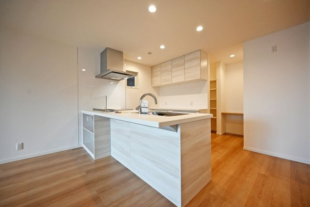 マドレコート甲南台新築一戸建て|4LDK+駐車2台可(車種制限有)のキッチン|キッチンの内観写真です。大容量収納を搭載したユニットは実生活上のすっきりとしたLDKを実現します。カップボードは造作でご用意しております。