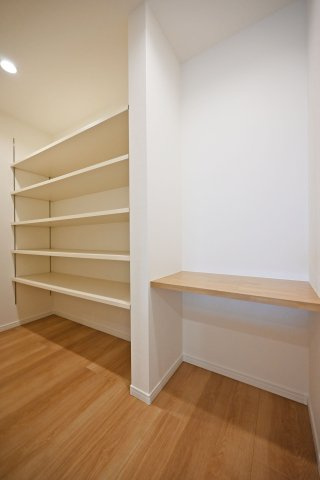 マドレコート甲南台新築一戸建て|4LDK+駐車2台可(車種制限有)の収納|キッチン背面には可動リネン棚、造作デスクが設けられています。収納庫は高さを調整して日常品や掃除用品など幅広く収納可能。