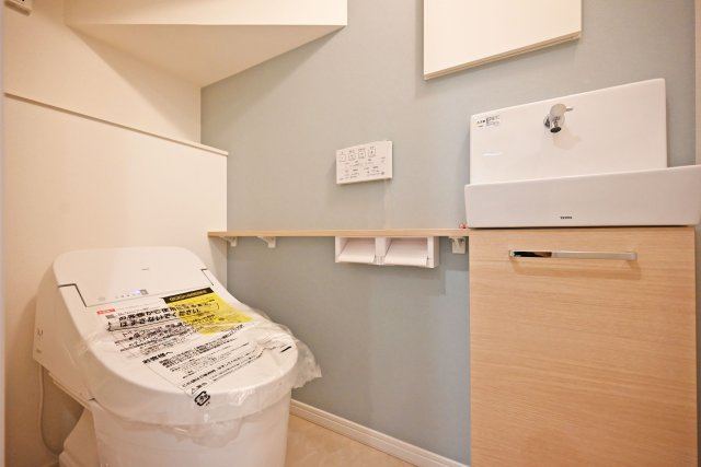 マドレコート甲南台新築一戸建て|4LDK+駐車2台可(車種制限有)のトイレ|1Fトイレはタンクレストイレを採用、手洗器が標準装備されています。 