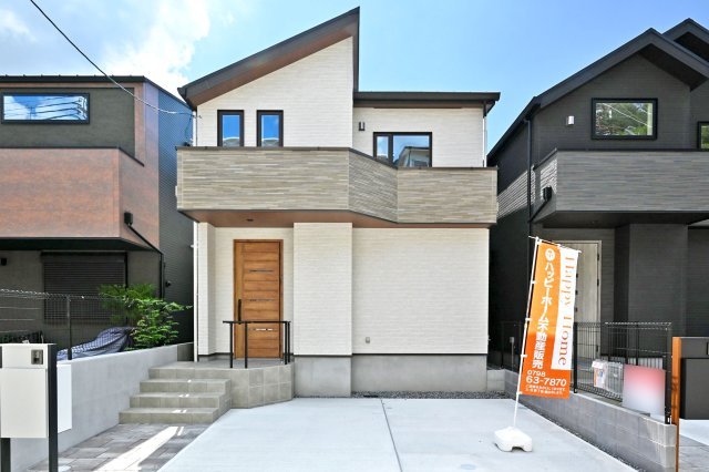 マドレコート甲南台新築一戸建て|4LDK+駐車2台可(車種制限有)の外観|1号地現地外観正面写真です。
即日のご内覧が可能ですので、お気軽にお問い合わせください。