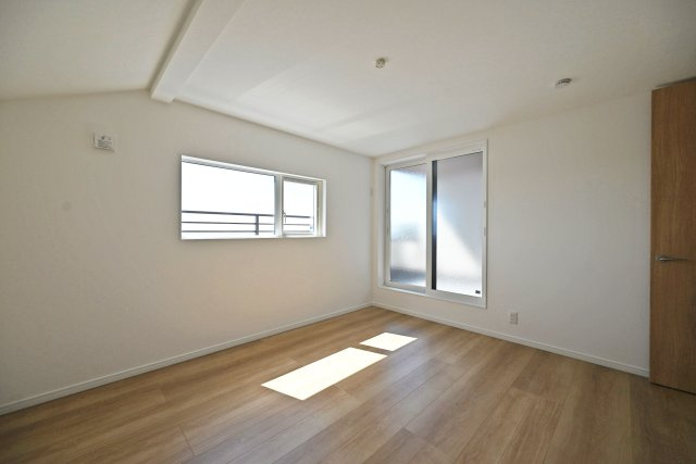 マドレコート甲南台新築一戸建て|4LDK+駐車2台可(車種制限有)の洋室|2階主寝室想定の洋室です。 広さは約7.4帖でクイーンベットの配置も可能です。