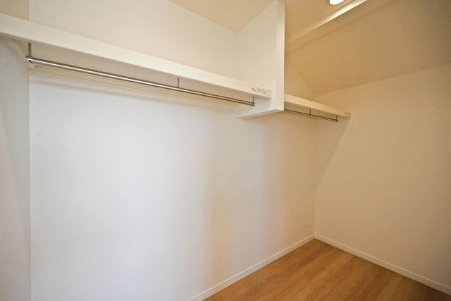 マドレコート甲南台新築一戸建て|4LDK+駐車2台可(車種制限有)の収納|主寝室には上部にダウンライトが配置されたWICLが備えており、豊富な収納量です。