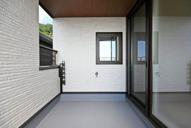 マドレコート甲南台新築一戸建て|4LDK+駐車2台可(車種制限有)のバルコニー|2階外部水栓付きのバルコニー。 物干竿金具が備え付けられています。