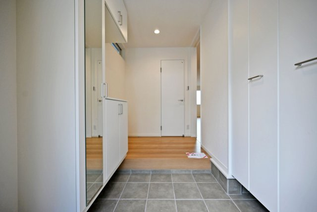 マドレコート甲南台新築一戸建て|4LDK+駐車2台可(車種制限有)の玄関|1階玄関入ってすぐの内観写真です。 左側に上部まで収納があるシューズボックス、右側に土間クロークが配置されています。毎日使う玄関回りも常に片付いた状態を維持できそうです。