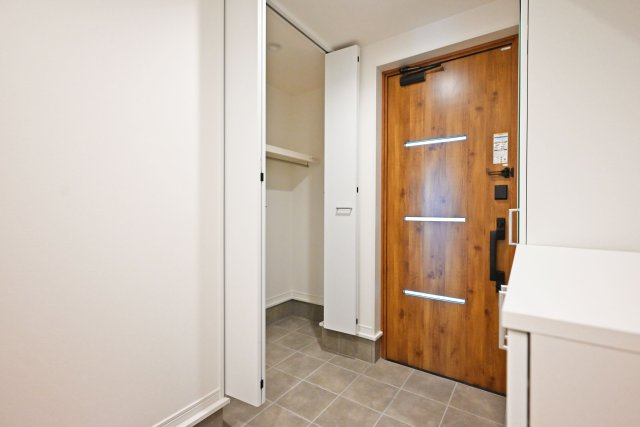 マドレコート甲南台新築一戸建て|4LDK+駐車2台可(車種制限有)の玄関|1階玄関をホール側から撮影した内観写真です。シューズボックスに土間クロークを備えた収納量・動線ともに優れた設計。