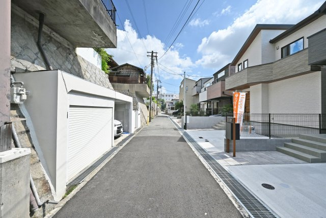 マドレコート甲南台新築一戸建て|4LDK+駐車2台可(車種制限有)の前面道路含む現地写真|前面道路は北側に約4ｍ幅です。