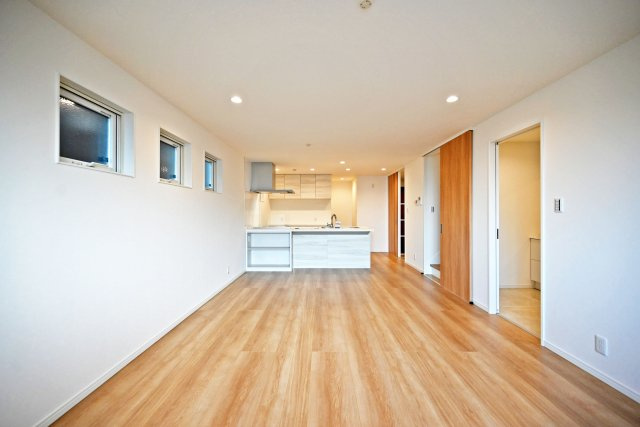 マドレコート甲南台新築一戸建て|4LDK+駐車2台可(車種制限有)の居間・リビング|1階LDKをリビング側から撮影した内観写真です。天井には一面ダウンライトが配置され、4連の滑り出し窓を採用するなどデザイン性の高い設計に終始しています。