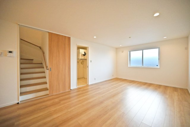 マドレコート甲南台新築一戸建て|4LDK+駐車2台可(車種制限有)の居間・リビング|１階LDKの内観写真です。
リビング階段や対面式キッチンなど、子どもの成長とともに少なくなりがちな家族間のコミュニケーションが必然的にとれる間取りづくりも魅力のひとつです。