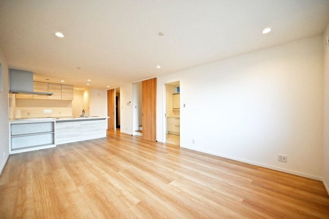 マドレコート甲南台新築一戸建て|4LDK+駐車2台可(車種制限有)の居間・リビング|リビング階段や対面式キッチンで家族同士のつながりを感じやすい設計を基調としています。ダウンライトやハイドアを採用し、魅力満載の住空間に仕上がりました。