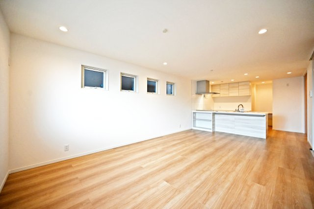 マドレコート甲南台新築一戸建て|4LDK+駐車2台可(車種制限有)の居間・リビング|1階LDKは約18.4帖でゆとりある広さです。 インテリア配置に困らない間取り設計に加え、お子様のいる世帯に必要な部屋数を備えた物件です。