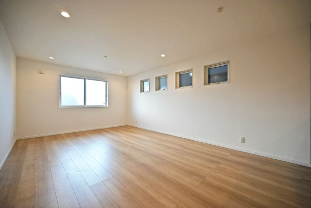 マドレコート甲南台新築一戸建て|4LDK+駐車2台可(車種制限有)の居間・リビング|LDKの広さは18.4帖でダイニングテーブルやソファーを設置しても十分な広さとなっております！