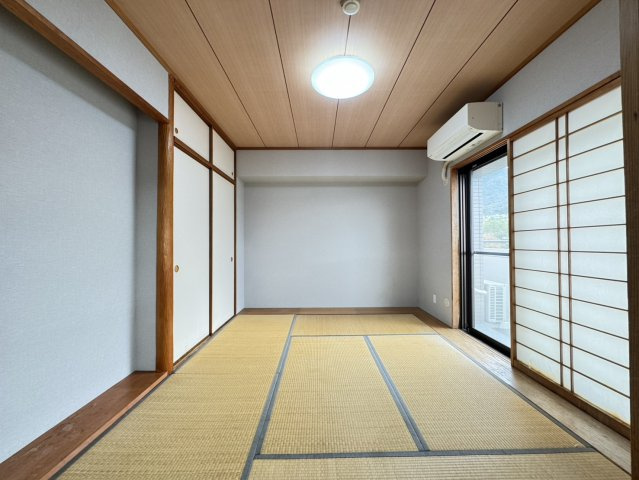 シャルマンコーポ神戸花山の和室|南向きの約６帖和室。大容量の押入れがございます。床の間スペースがございます。