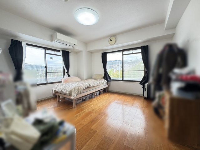 シャルマンコーポ神戸花山の洋室|２面採光のある洋室約9.3帖！