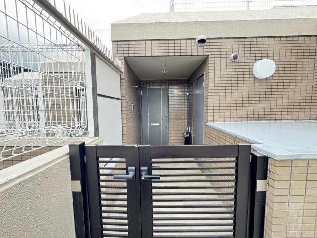 シャルマンコーポ神戸花山の玄関|玄関ポーチ
玄関ドアや床材の劣化を抑え、建材を雨風から守ります。
プライバシーの確保も！