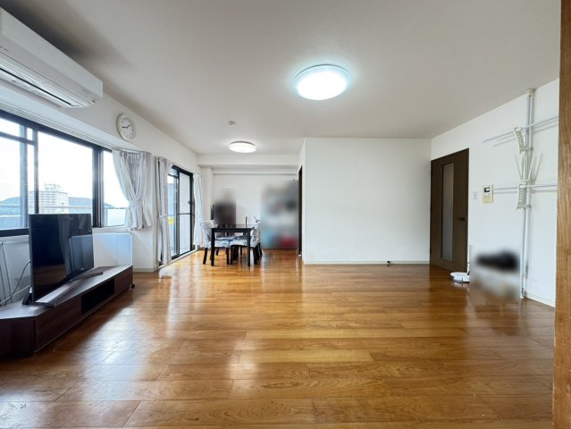 シャルマンコーポ神戸花山の居間・リビング|LDKは約18.9帖で広々！南向き採光で陽当り・風通し良好！！