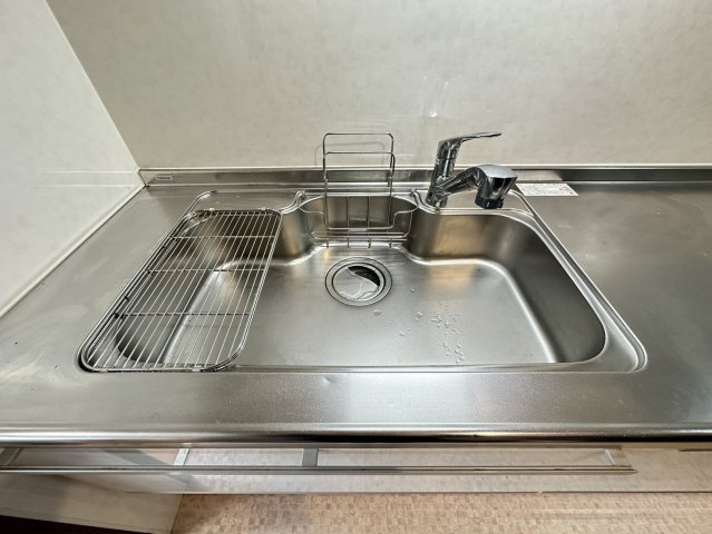 シャルマンコーポ神戸花山のキッチン|ワイドシンクの為、洗い物もゆったりスペースで行えます。