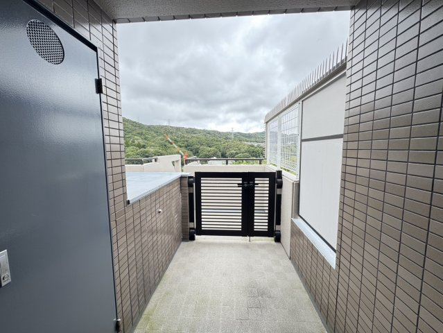 シャルマンコーポ神戸花山のその他|対象不動産には玄関ポーチがあります。
玄関ドアや床材の劣化を抑え、建材を雨風から守ります。