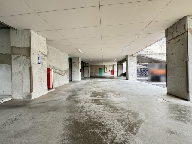 シャルマンコーポ神戸花山の駐車場|◎敷地内平面自走式15台／機械式駐車場52台
◎駐車場月額使用料10,500円～12,500円／月