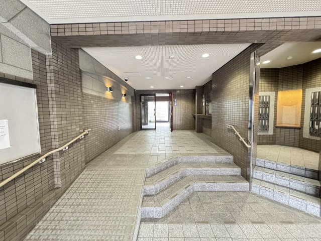 シャルマンコーポ神戸花山のその他共用部分|共用部の段差はバリアフリーとなっておりスロープがある為、
車いす等ご使用の場合でもストレスフリーにお過ごしいただけます。