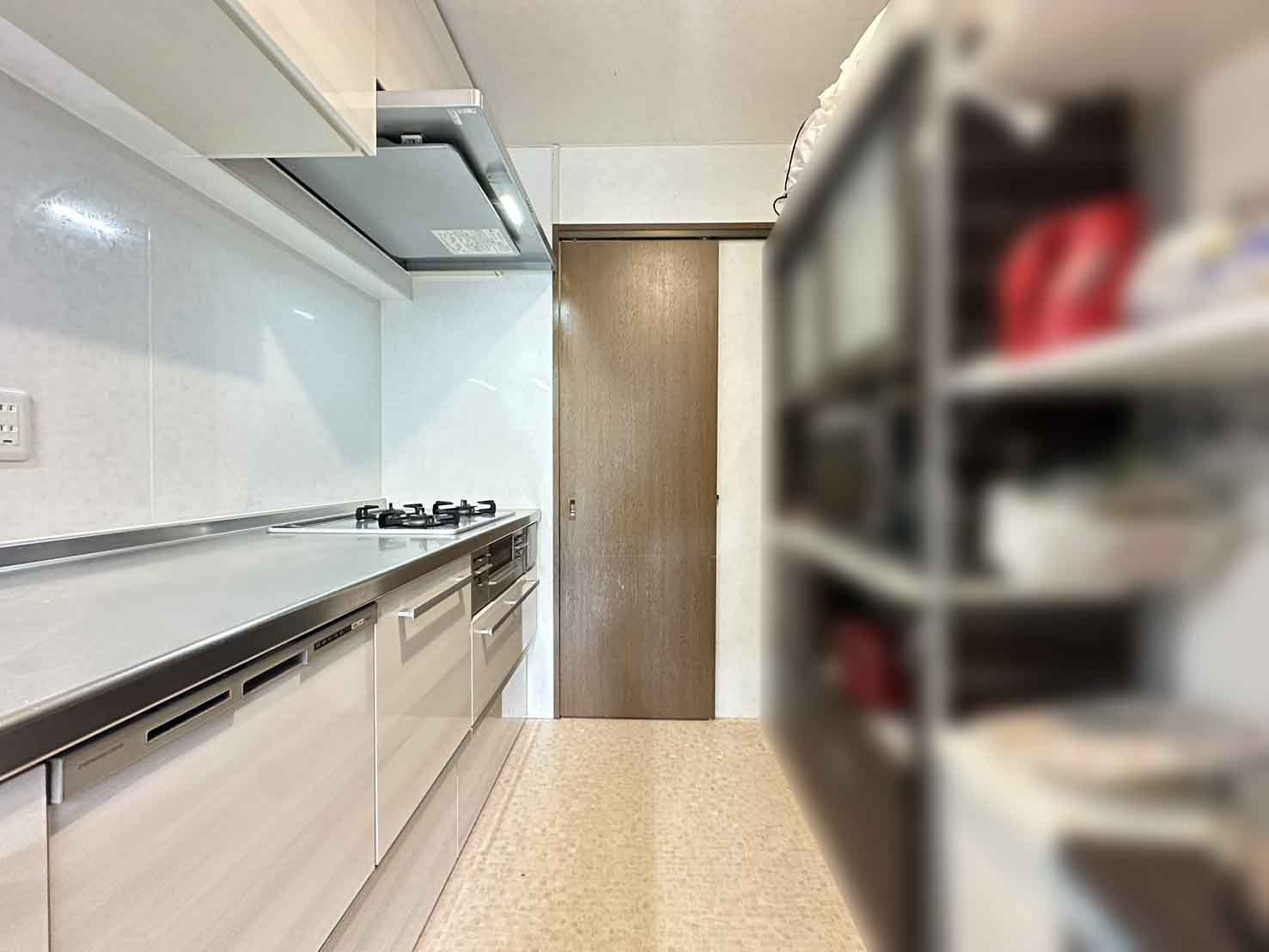 シャルマンコーポ神戸花山のキッチン|広々としたキッチンには収納スペースも充実。向かいのスライド扉を開けると
ランドリースペースがありリビングと洗面室が隣接していることで、洗濯などの家事動線が短くなり、家事効率が上がります！