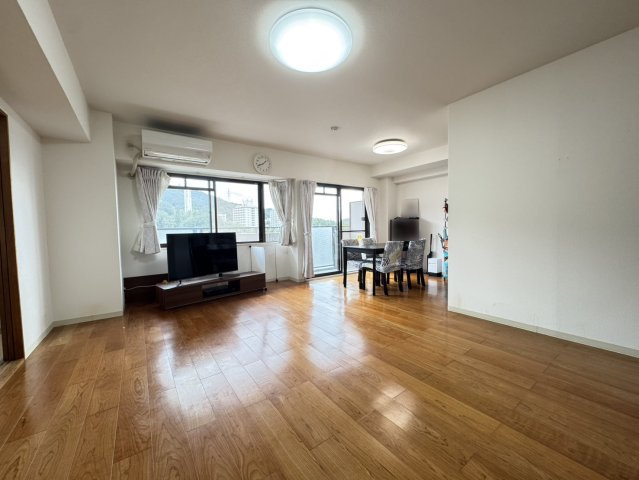 シャルマンコーポ神戸花山の居間・リビング|LDKは約18.9帖で広々！南向き採光で陽当り・風通し良好！！