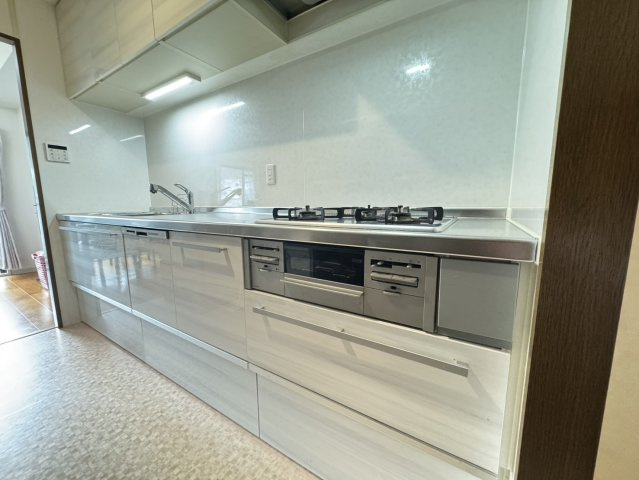 シャルマンコーポ神戸花山のキッチン|リビングと洗面室が隣接していることで、洗濯などの家事動線が短くなり、家事効率が上がります！