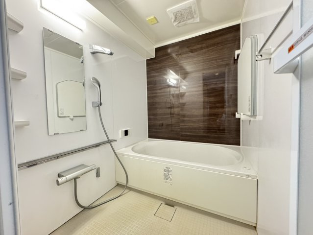 シャルマンコーポ神戸花山の浴室|広いタイプのユニットバス！冬でも暖かく保たれる高い断熱性・気密性・掃除がしやすいタイプ！