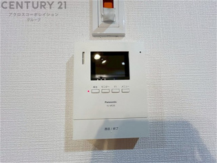 訪問者が来たときにテレビ画面で確認できるため、安心してドアを開けられます。録画機能があるものもあり、留守中に来訪者を記録しておくことができます。利便性が高く、セキュリティ面でも安心です
