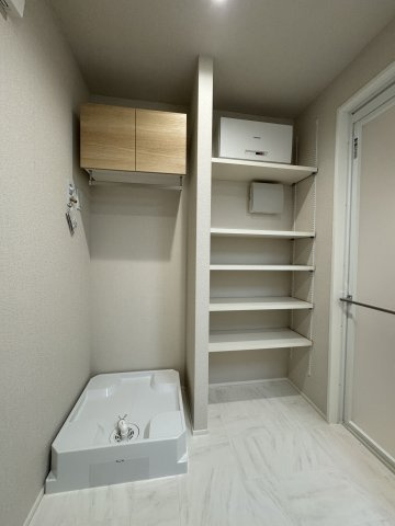  ルミエール　ドゥ―スの洗面所|洗濯機置き場の横には棚がございます♪