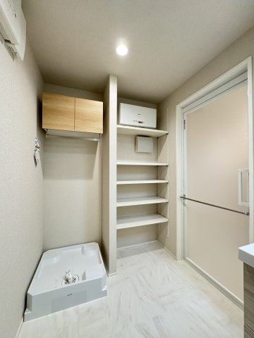  ルミエール　ドゥ―スの洗面所|洗濯機置き場の横には棚がございます♪