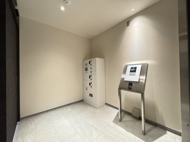  ルミエール　ドゥ―スのエントランス|ゆったり風除室にはオートロックと宅配BOX♪