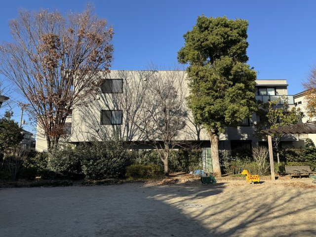  ルミエール　ドゥ―スの外観|隣接の公園からの外観♪