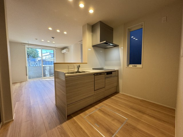  ルミエール　ドゥ―スのキッチン|食洗器付きのIHコンロ3口カウンターのシステムキッチン♪