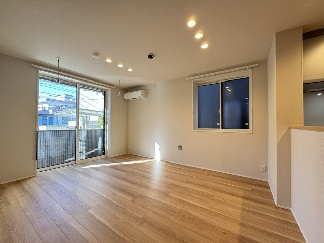  ルミエール　ドゥ―スの居間・リビング|13.5帖のLDK、収納もあります！