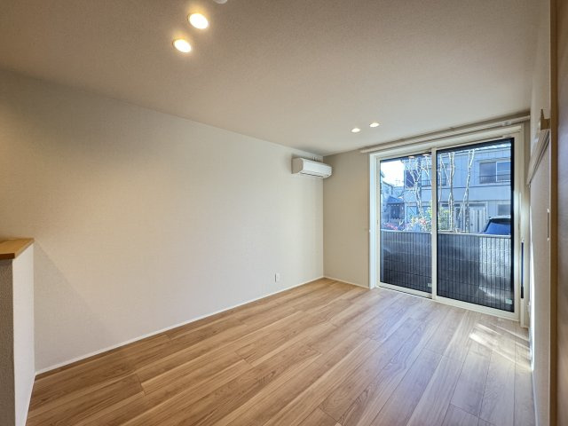  ルミエール　ドゥ―スの内装|9.5帖の洋室別アングルです♪