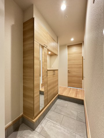  ルミエール　ドゥ―スの玄関