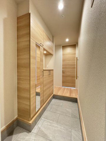  ルミエール　ドゥ―スの玄関