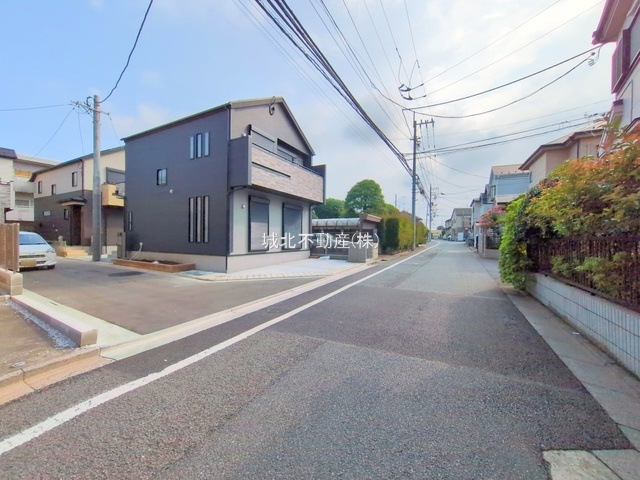 練馬区西大泉1丁目 全4棟 1号棟の前面道路含む現地写真