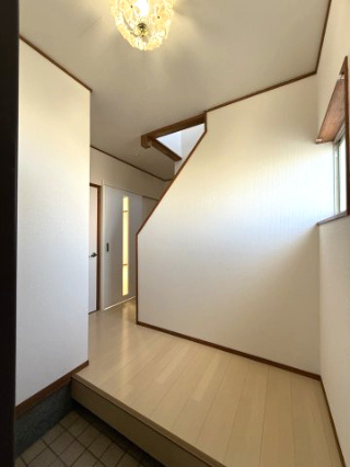 明石市魚住町清水の玄関|明るい光が入り込む、すっきりとした印象の玄関です♪