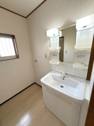 明石市魚住町清水の独立洗面台|小窓があり、昼間は自然光が入ります！湿気がたまりやすい洗面所の換気にも役立ちます♪