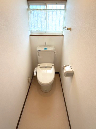 明石市魚住町清水のトイレ|窓付きの明るいトイレ。