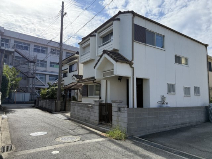 明石市魚住町清水の前面道路含む現地写真|角地につき、陽当たり良好◎