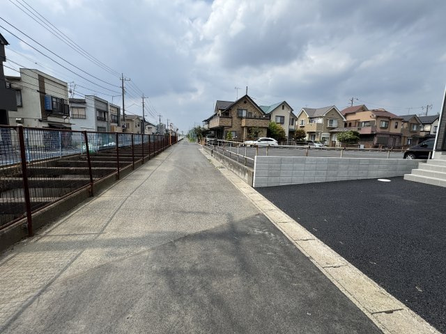 松戸市西馬橋５丁目新築戸建【旭町小学校：7分】の前面道路含む現地写真|南側前面道路