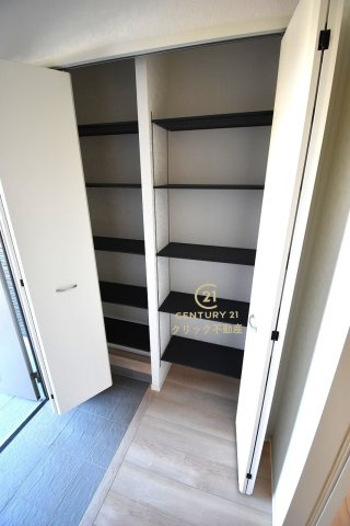 Cradlegarden　 ひたちなか市平磯遠原町　第1　1の玄関|たっぷり入る玄関収納です！扉の中は可動棚ですので、用途に合わせて高さを自由に変えることができます。
