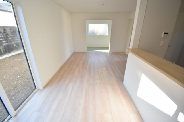 Cradlegarden　 ひたちなか市平磯遠原町　第1　1の居間・リビング|カーテンやラグの色、質感、選ぶ家具などでお部屋の雰囲気が変わります。お好みのインテリアを楽しみましょう♪白を基調とした内装ですので、あらゆるスタイルが馴染みます。