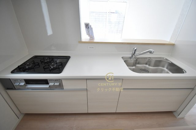 Cradlegarden　 ひたちなか市平磯遠原町　第1　1のキッチン|美しいシステムキッチンです。ワイドなカウンターと高い収納力で、家族で一緒に料理をするにも十分な広さ。お手入れしやすいので清潔を保つことができます。